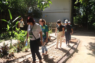 Participantes experenciam a Trilha Sensorial do Bosque da Ciência. Foto: Anne Karoline- Ascom Inpa.
