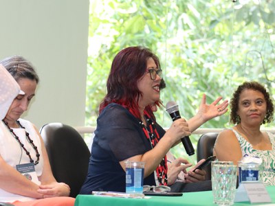 Pesquisadora do Inpa Dionísia Nagahama em mesa do evento. Foto: Anne Karoline- Ascom Inpa.