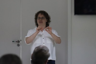 Viviana Ceccarelli expondo sua palestra. Foto: Ana Ana Bitencourt- Ascom Inpa.