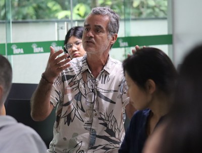 Pesquisador Alberto Vicentini no público da palestra. Foto: Ana Bitencourt- Ascom Inpa.