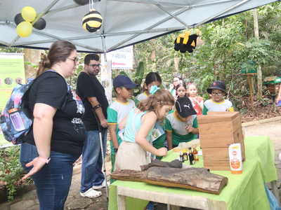 Semana do Meio Ambiente 2025_Conhecendo o mundo das abelhas sem-ferrão_Foto Camila Barbosa_Ascom Inpa.png