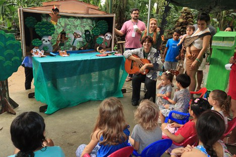 Teatro de fantoche sobre a história do Bosque com os monitores do PCE. Foto: Fernanda Reis- Ascom Inpa.