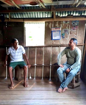 Na direita, Joedson Quintino, primeiro indígena da etnia Apurinã a defender o título de mestre no MPGAP do Inpa em 2023. Foto: Acervo Pessoal Joedson Quintino- Egresso Inpa.