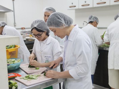 Oficina educativa “Aproveitamento Integral dos Alimentos”. Foto: Carol Sackser - Ascom Inpa.