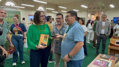 Ministra do MCTI ganha do Inpa livro vencedor do Prêmio Jabuti Acadêmico 2025.jpeg