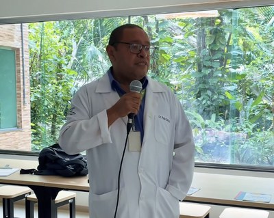 Paulo Santiago, durante palestra sobre a Campanha Mundial do Outubro Rosa e Novembro Azul. Foto: Anne Karoline- Ascom Inpa.