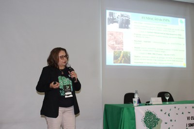 Pesquisadora do Inpa Rosaly Ale-Rocha, na palestra inaugural do evento. Foto: Anne Karoline- Ascom Inpa.