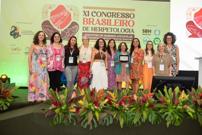 Herpetólogas organizaram uma homenagem adicional à Albertina Lima na forma de uma placa comemorativa. Foto: Thiago Fernandes