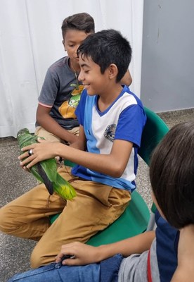 Estudante manuseando ave taxiderizada. Acervo Coeções do Inpa