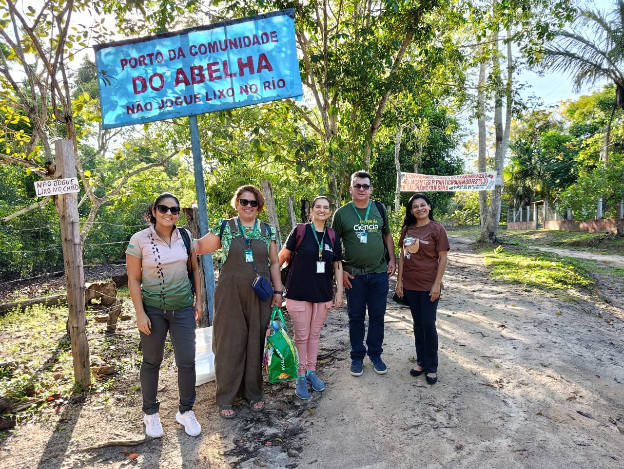 Técnicos do Inpa - Ingrid Torres (Coleção de Aves), Ronnezza Campos (Coleção de Mamíferos), Luiz Coelho (Lab. de Inventário Florístico e Botânica Econômica) e Adriana Barbosa (professora da Semed)