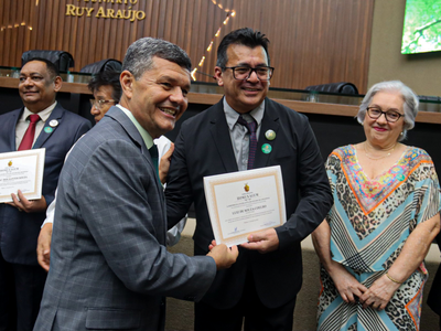 Entrega do certificado de homenagem pelo deputado. Foto Paulo Vinicius- PCE Inpa.