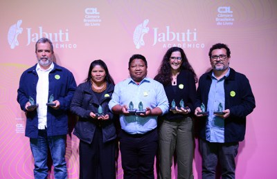 Organizadores e designer gráfico do livro premiado com a estatueta do Prêmio Jabuti Acadêmico 2025.  Crédito: Câmara Brasileira do Livro.