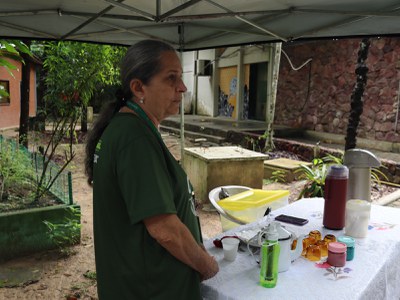 Exposição sobre como preparar chá. Foto: Paulo Vinicius PCE/ Inpa.