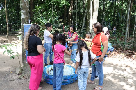 Pescaria com os insetos aquáticos. Foto: Paulo Vinicius- PCE/Inpa.