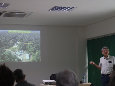 Niro e plateia durante a 4ª edição dos Seminários da Amazônia. Foto: Carol Sackser - Ascom Inpa.