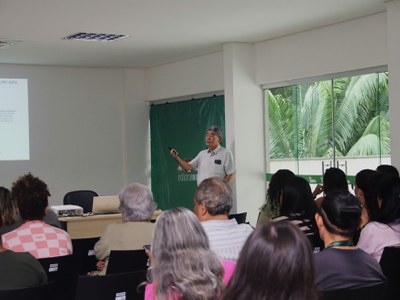 Niro e plateia durante a 4ª edição dos Seminários da Amazônia. Foto: Carol Sackser - Ascom Inpa.