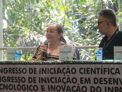 Eleilza Litaiff, chefe da Divisão de Apoio à Capacitação (DICAP) do Inpa na mesa de abertura do evento. Foto: Anne Karoline/ Ascom Inpa.