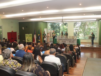 Momento da entrega da Menção Honrosa aos destaques do ano 2023-2024. Foto: Igor Souza- Ascom Inpa.