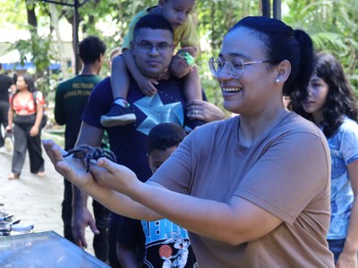 Weiny participando da oficina  “Importância Ecológica das Aranhas”. Foto: Valdete Araújo- Ascom Inpa.
