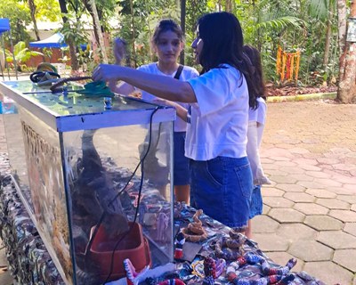 Daniela Azevedo com suas filhas, no Férias no Bosque. Foto: Valdete Araújo- Ascom Inpa.