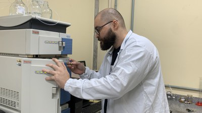 Felipe Moura no laboratório de pesquisa. Foto: Carol Sackser- Ascom Inpa.