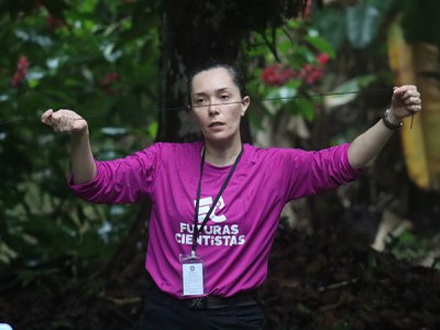 Pesquisadora Itanna Fernandes, montando armadilha de captura de insetos. Foto: Igor Souza- Ascom Inpa.