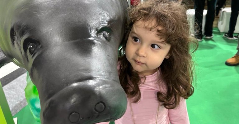 SBPC - menina com escultura do peixe-boi -Foto Cimone Barros-INPA.jpg