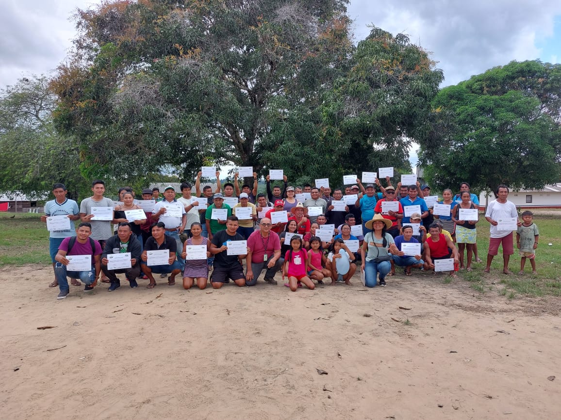 Produtores do Andirá com seus certificados de participção na oficina.jpg