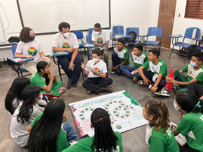 Fernanda Werneck e Felipe Zanusso em oficinas com crianças|