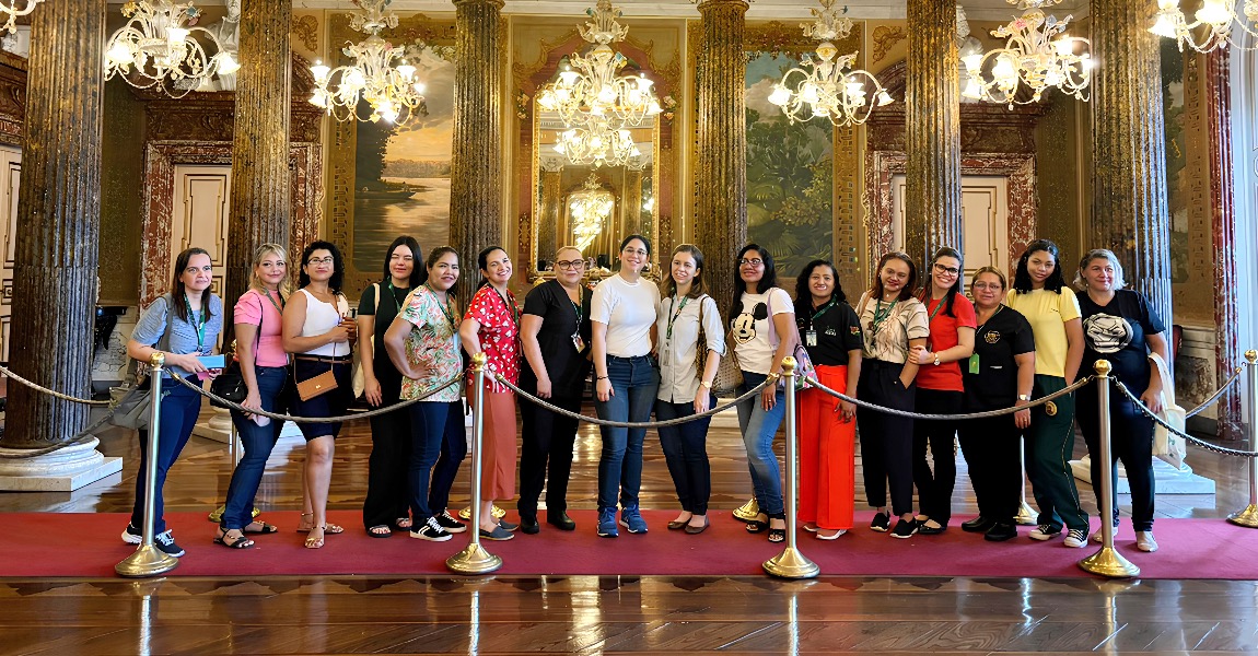 Servidoras e colaboradoras do Inpa comemoram o dia das mães em visita guiada o Teatro Amazonas