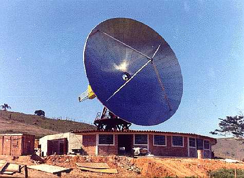 (1)Início da montagem da Antena de 14m em 1973.jpg