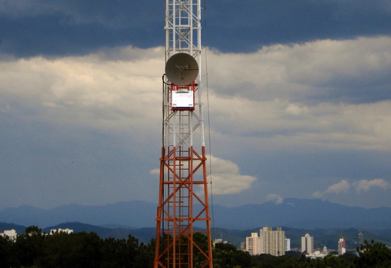 Antena de transmissão na torre