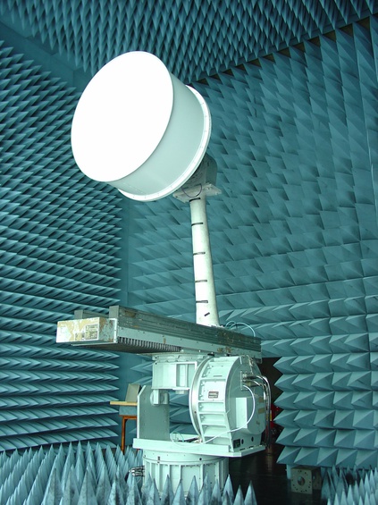 Antena sob teste montada no posicionador dentro da câmara anecóica