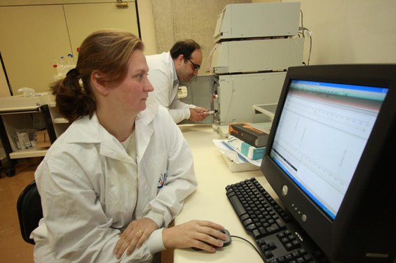 Análise por cromatografia à fase líquida de alto desempenho (HPLC)