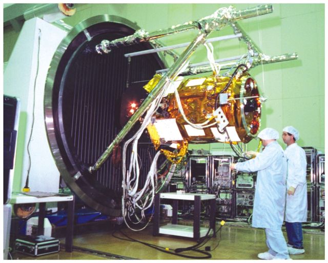 SAC-C em preparação para teste de vácuo