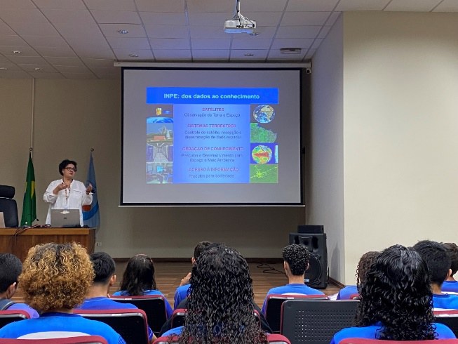 Estudantes da EETEPA Dr. Celso Malcher visitam COEAM para conhecer projetos ambientais e ferramentas de geotecnologia