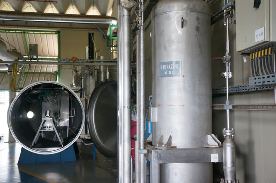 Ao fundo, a Câmara de Vácuo do Banco de 20N; em primeiro plano, um dos tanques de propelentes do sistema (Hidrazina). Foto: Diego Rhamon