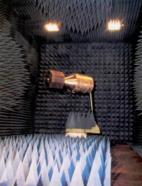 Testes eletromagnéticos feitos em maquete do SCD-1, na câmera anecóica do LIT.