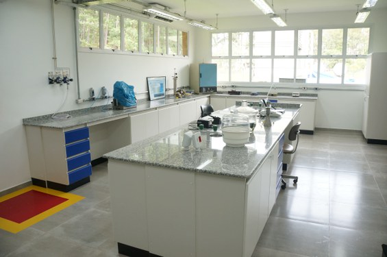 Sala de Inspeção Física do Laboratório de Inspeção de Propulsores e Análise de Propelentes (LIAP). Foto: Diego Rhamon