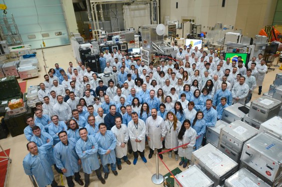 Equipe do INPE que trabalhou no desenvolvimento e construção do satélite Amazonia 1, no Laboratório de Integração e Testes (LIT) do INPE.