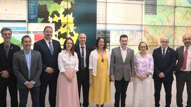 Ministra Luciana Santos e diretores e representantes das unidades de pesquisa no lançamento do GeoRisk, no Cemaden.