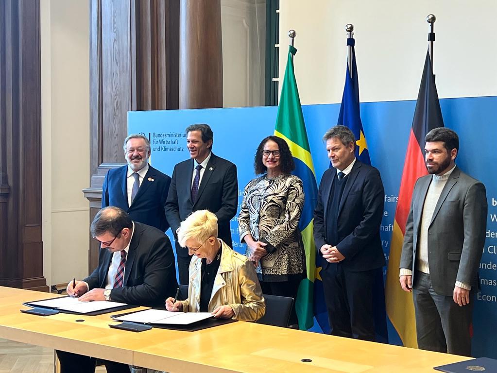 Assinatura da Carta de Intenções entre o INPE e o DLR