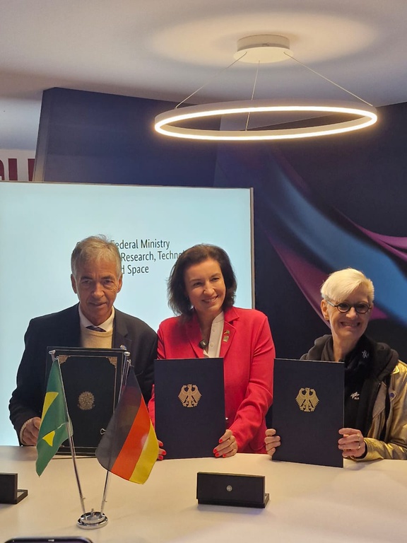 Assinatura da Declaração Conjunta de Intenções para o desenvolvimento da Missão Espacial CO2Image