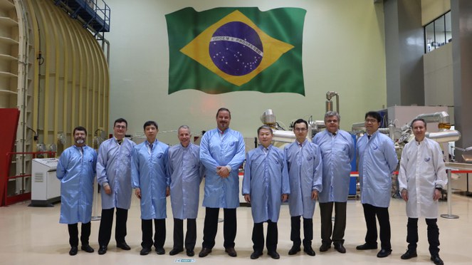 Visita ao lado da Câmara Vácuo Térmica do Laboratório de Integração e Testes.