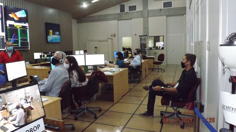 014- Sala de Controle - CONSATs, GOPSAT, DIROP, ENSAT a postos para o início das operações de LEOP do AMZ-1 28022021.JPG
