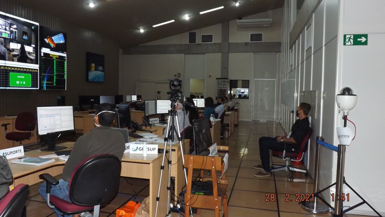 016- Sala de Controle - ECV a postos a 11 minutos do lançamento do foguete indiano levando o AMZ-1 a bordo  28020221.JPG
