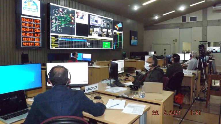 017- Sala de Controle - ECV a postos a 10 minutos do lançamento do foguete indiano levando o AMZ-1 a bordo 28022021.JPG