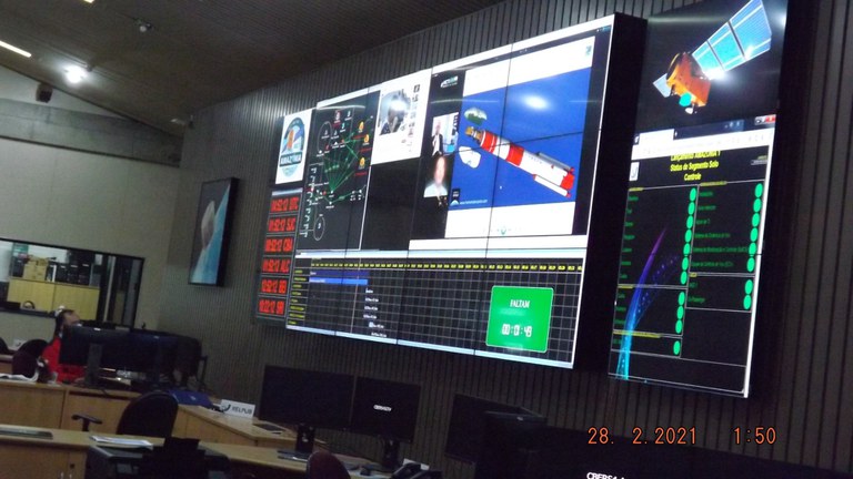 018- Vista do Telão da Sala de Controle a menos de 2 minutos do lançamento do foguete indiano levando o AMZ-1 a bordo 28022021.JPG