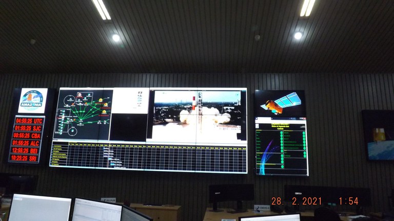 020- Vista do Telão Principal da Sala de Controle com imagens do momento do lançamento do foguete indiano levando o AMZ-1 a bordo 28022021.JPG