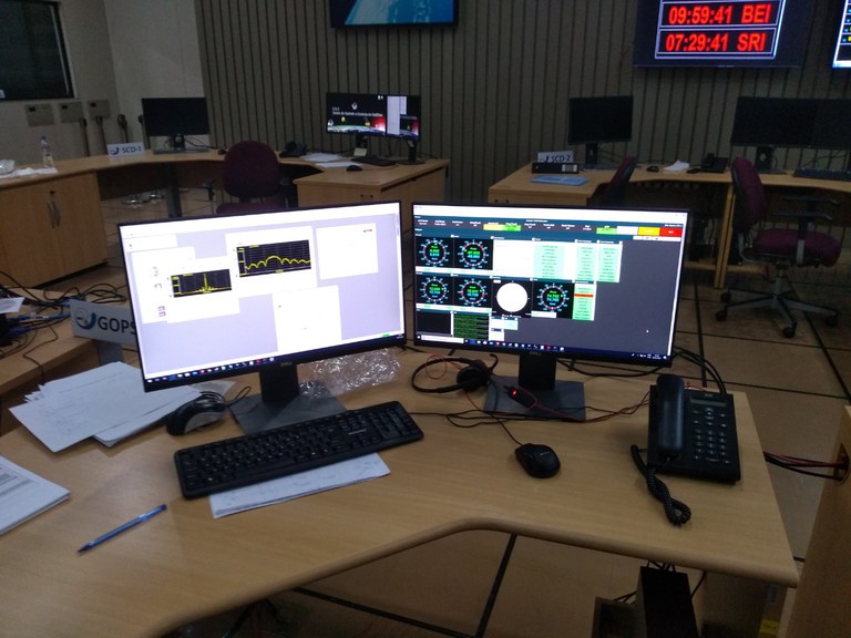 030- Sala de Controle durante operações de LEOP do AMZ-1 - Acesso remoto ao sistema de antena da SECOR em Cuiabá 07032021.jpg